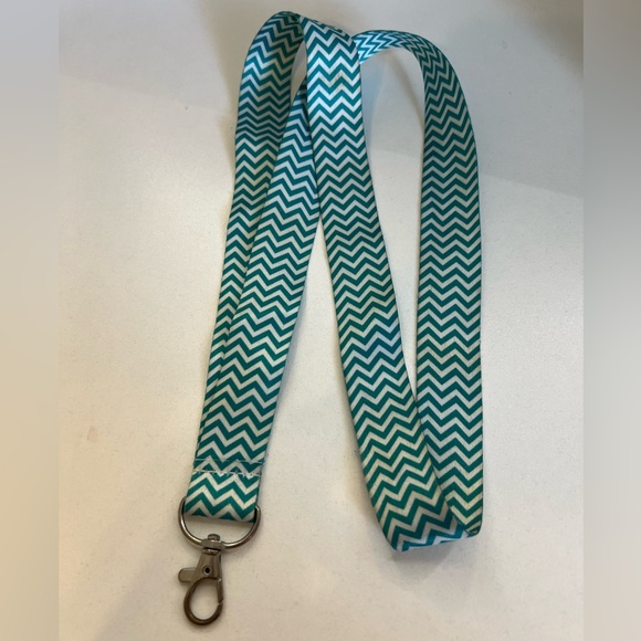 Vera Bradley Colorful Patterned Kiev Paisley Zip ID Case with Key Ring & Lanyard - Picture 8 of 8